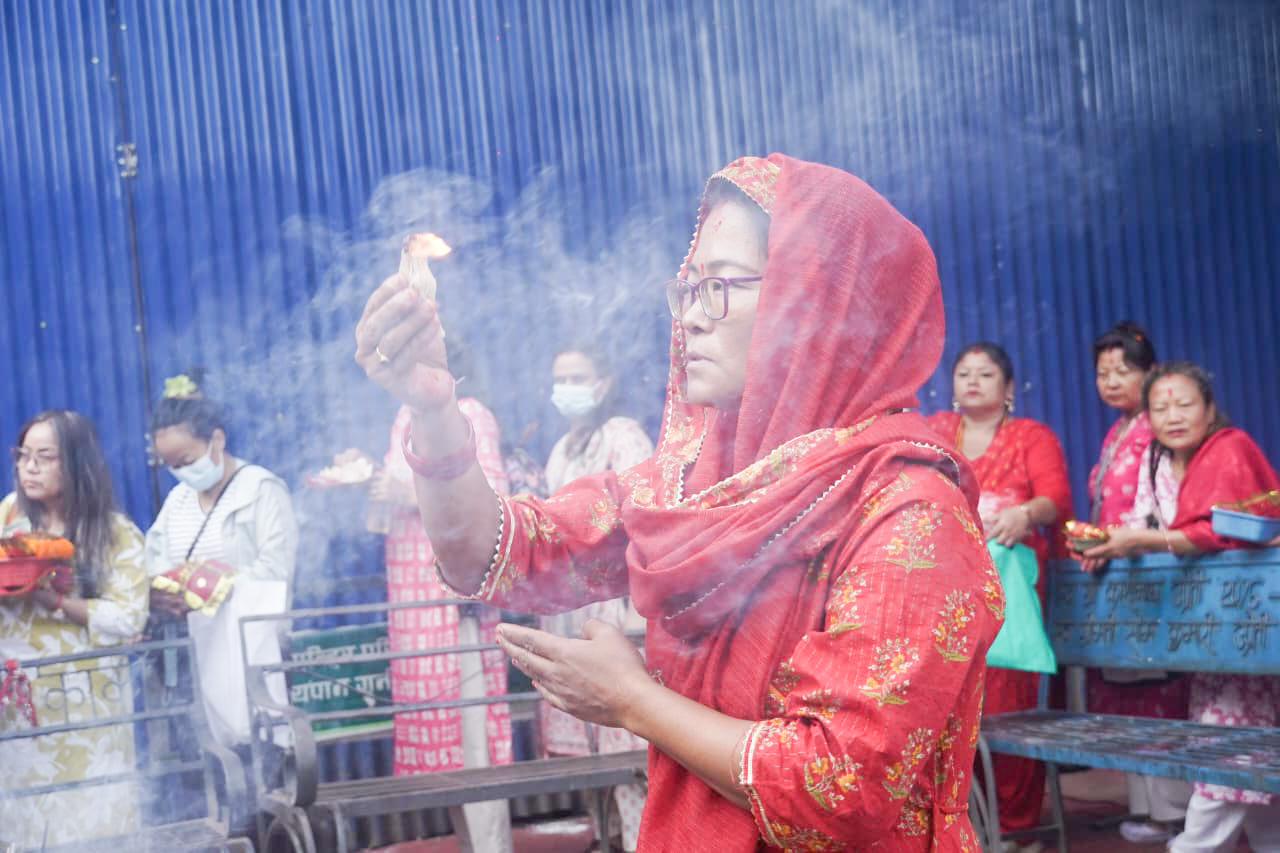 घटस्थापनाका दिन भद्रकालीमा दर्शन र गाडी पूजा गर्नेहरूकाे घुइँचो