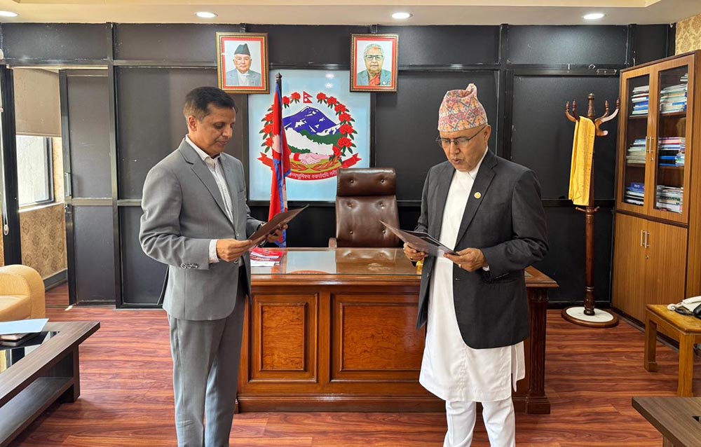 बीमा प्राधिकरणका अध्यक्ष शर्माले लिए पद तथा गोपनीयताको शपथ