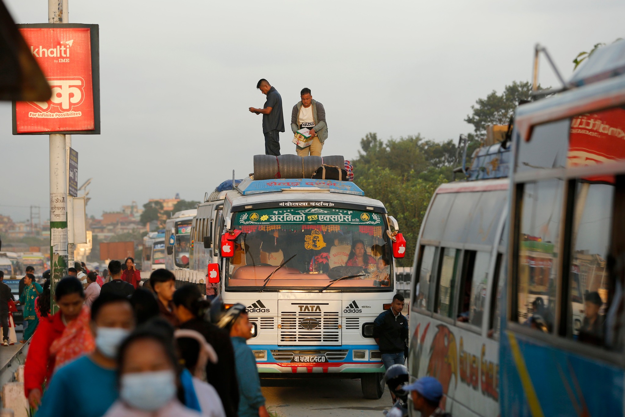 कोटेश्वर जडिबुटी क्षेत्रमा दसैँका लागि गाउँ फर्कनेहरुको चहलपहल
