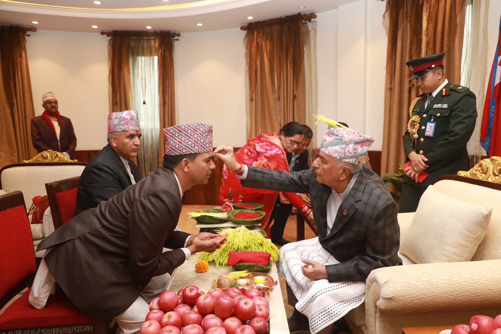 राष्ट्रपतिले लगाए टीका