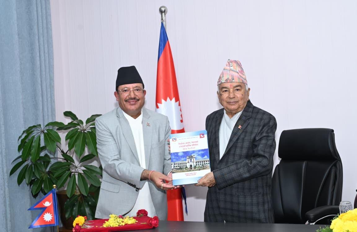 राष्ट्रपति पौडेलसमक्ष निर्वाचन आयोगको प्रतिवेदन पेस