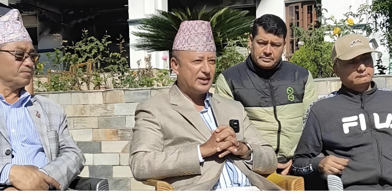 गृहमन्त्रीले अमेरिका भागेका भनेका पुर्वमन्त्री खड्का जलेको घरमै भेटिए