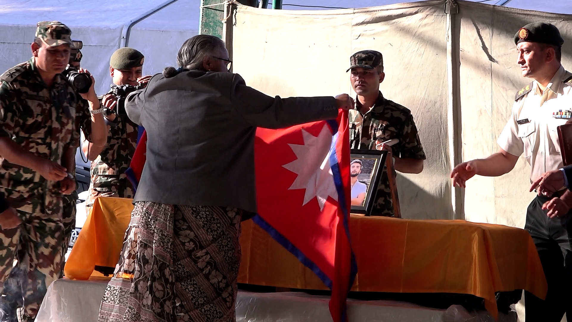 विपिन जोशीको शव नेपाल ल्याइयो, प्रधानमन्त्रीसहित उच्च अधिकारीद्वारा विमानस्थलमा श्रद्धाञ्जलि