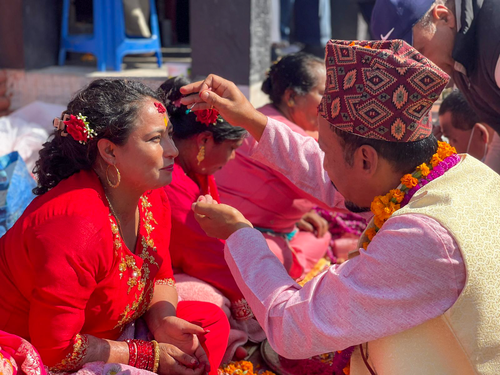 रानीपोखरीको बालगोपालेश्वर मन्दिरमा बिहानैदेखि भाइटीका लगाउनेको घुइँचो (तस्बिरहरू)