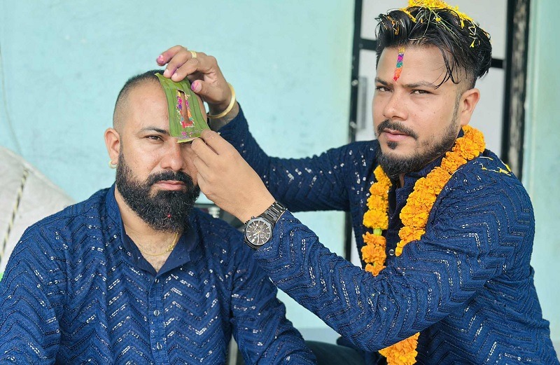 तनहुँमा दाजुभाइले एकापसमा लगाए भाइटीका