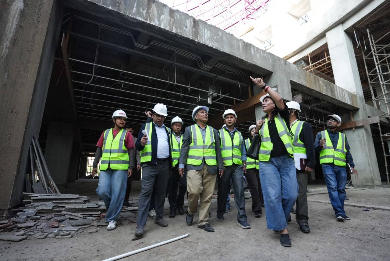 मन्त्री घिसिङद्वारा सिंहदरबारस्थित संघीय संसद भवनको स्थलगत निरीक्षण