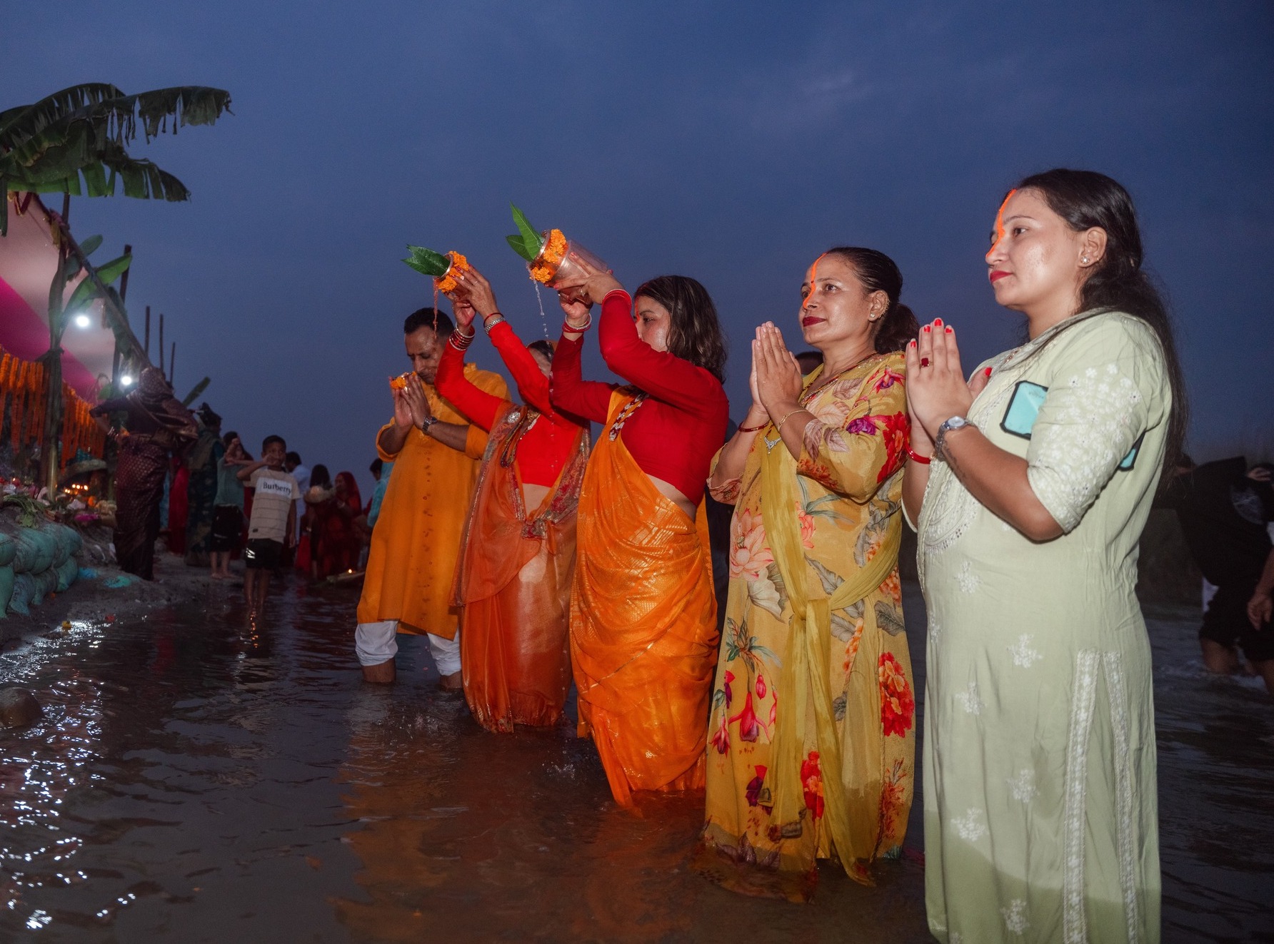 अस्ताउँदो सूर्यलाई अर्घ्य अर्पण गर्दै छठ पर्व मनाइयो