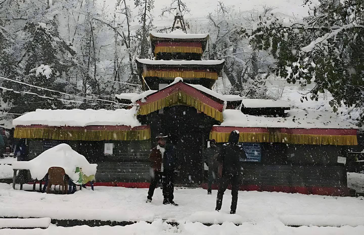 मुक्तिनाथ क्षेत्रमा हिमपात : तीर्थयात्री र यात्रु प्रभावित