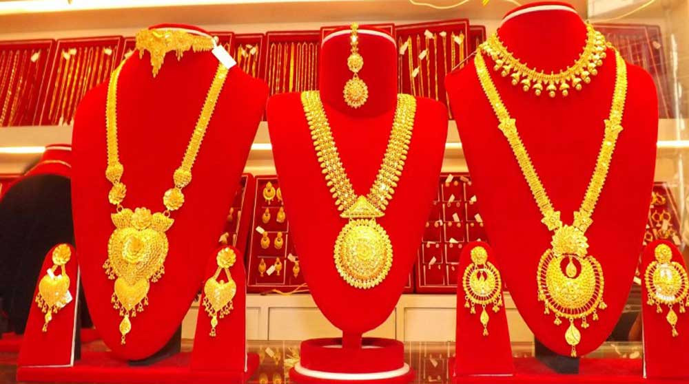 सुनको मूल्य घट्यो, आज कतिमा हुँदैछ कारोबार ?