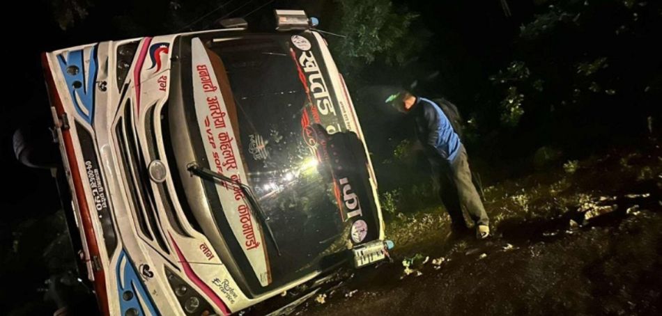 काठमाडौंबाट धनगढी जाँदै गरेको बस दुर्घटना: पैदल यात्रीको मृत्यु, पाँच जना घाइते