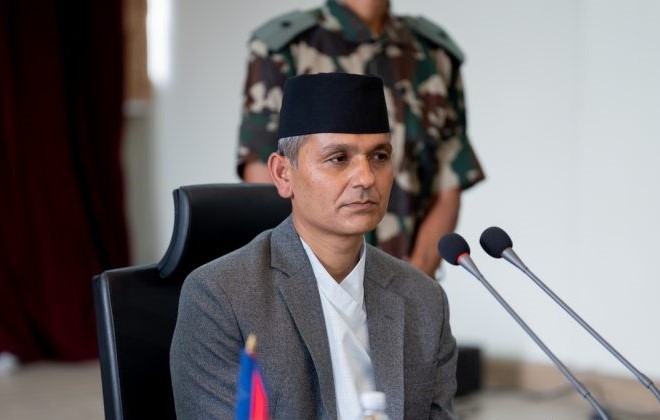 प्रधानमन्त्रीको सचिवालयले भन्यो– कसैको दबाब र प्रभावमा गृहमन्त्री हटाइँदैन