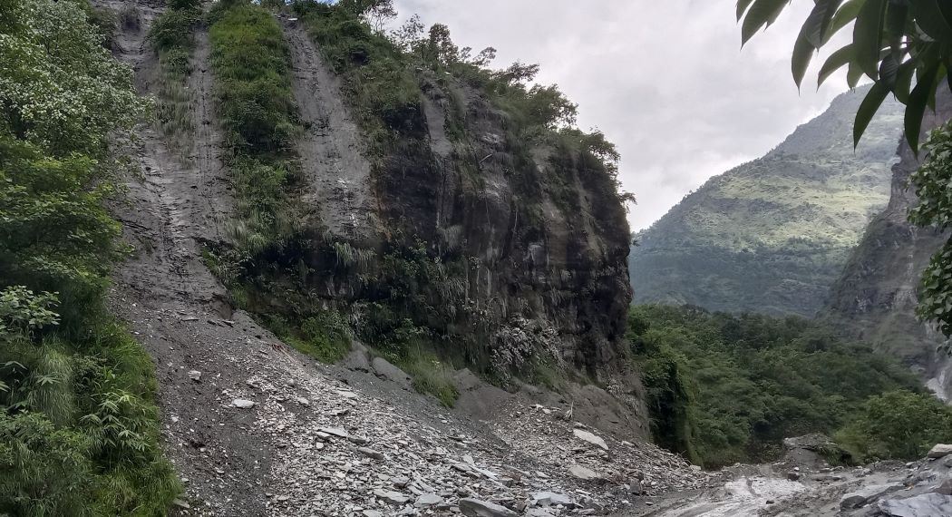 बेनी–दरवाङ सडक तीन दिनदेखि अवरुद्ध