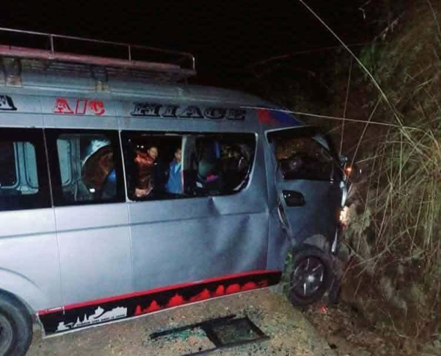 माइक्रोबस दुर्घटनामा १७ जना घाइते