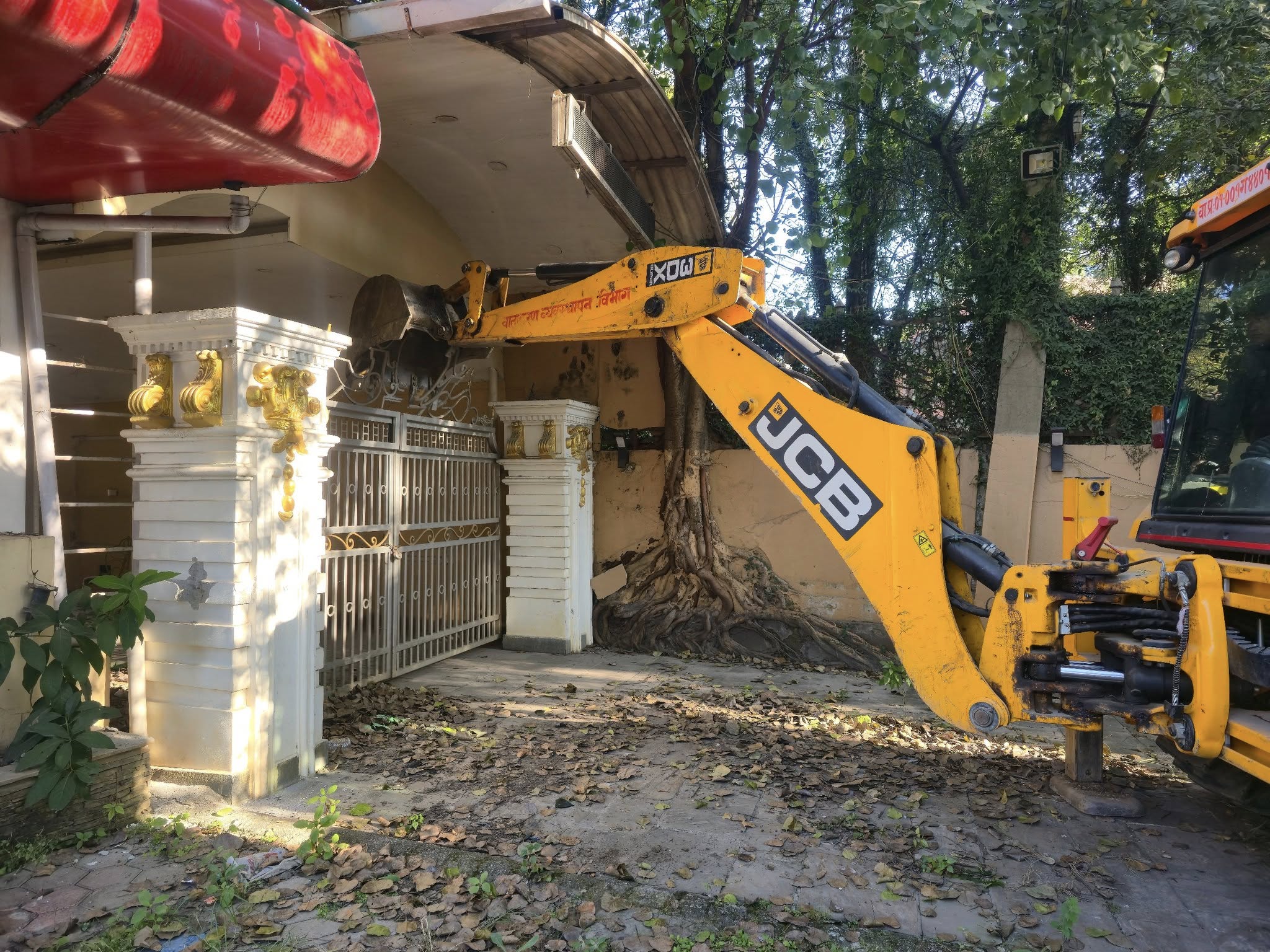 पूर्वमन्त्री खड्काले स्काउटको जग्गामा बनाएको संरचनामा महानगरले चलायो डोजर