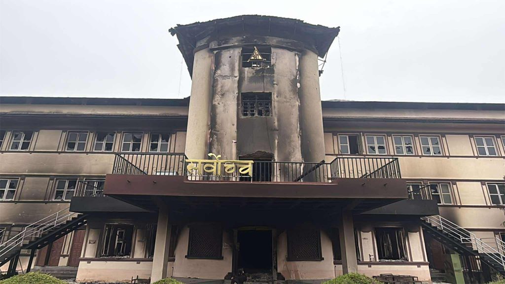 अदालतको अवहेलना मुद्दामा सर्वोच्चले माग्यो प्रधानमन्त्री कार्कीसँग जवाफ