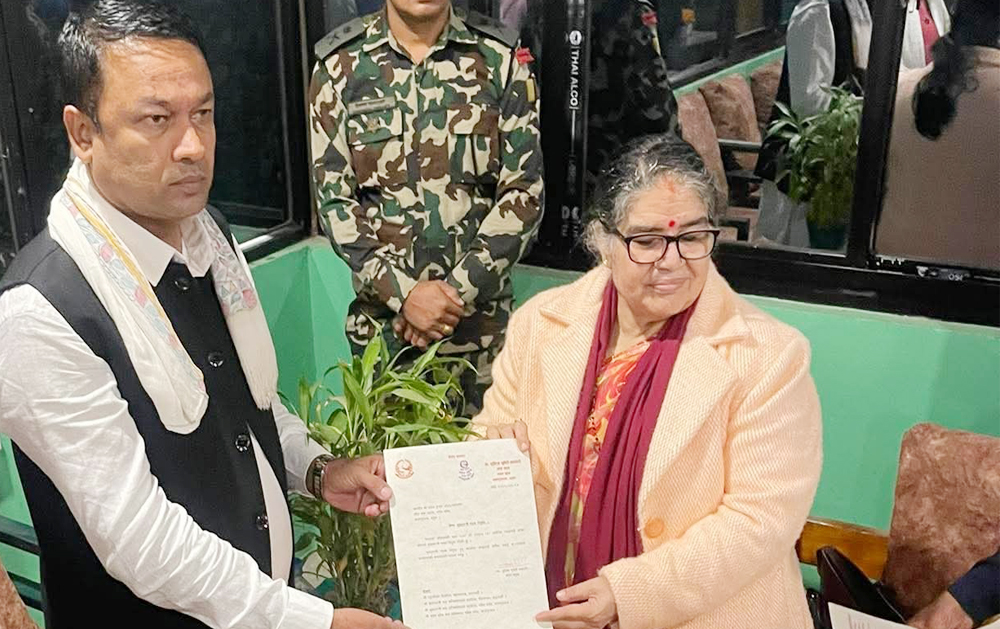 मधेशका  मुख्यमन्त्रीलाई  २४ घन्टाभित्र विश्वासको मत लिन सर्वोच्चद्वारा  परमादेश