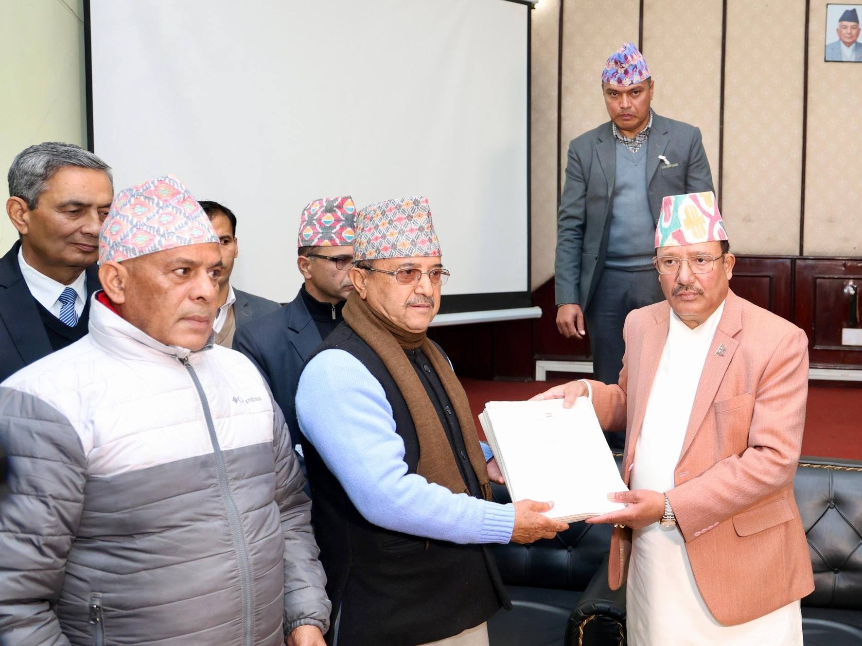 आधिकारिकता दावी गर्दै कांग्रेस कार्यवाहक सभापतिसहितका नेता निर्वाचन आयोगमा