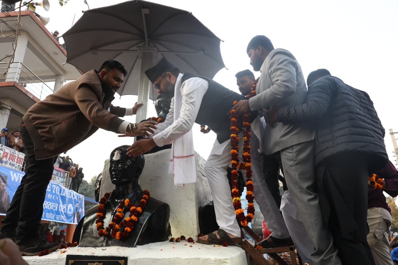 मधेशका प्रथम सहिद रमेश महतोको शालिकमा बालेन शाहद्वारा माल्यार्पण