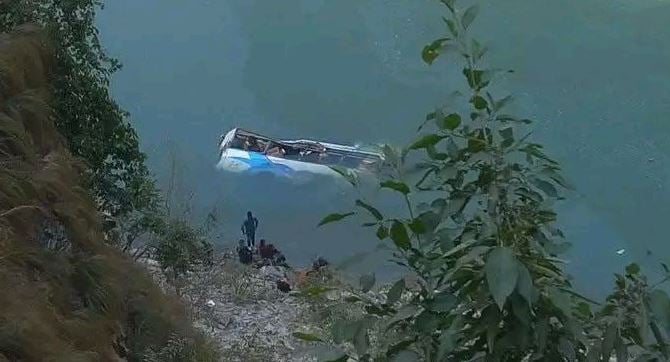 काठमाडौंबाट ओखलढुंगा जाँदै गरेको बस तामाकोशीमा खस्यो
