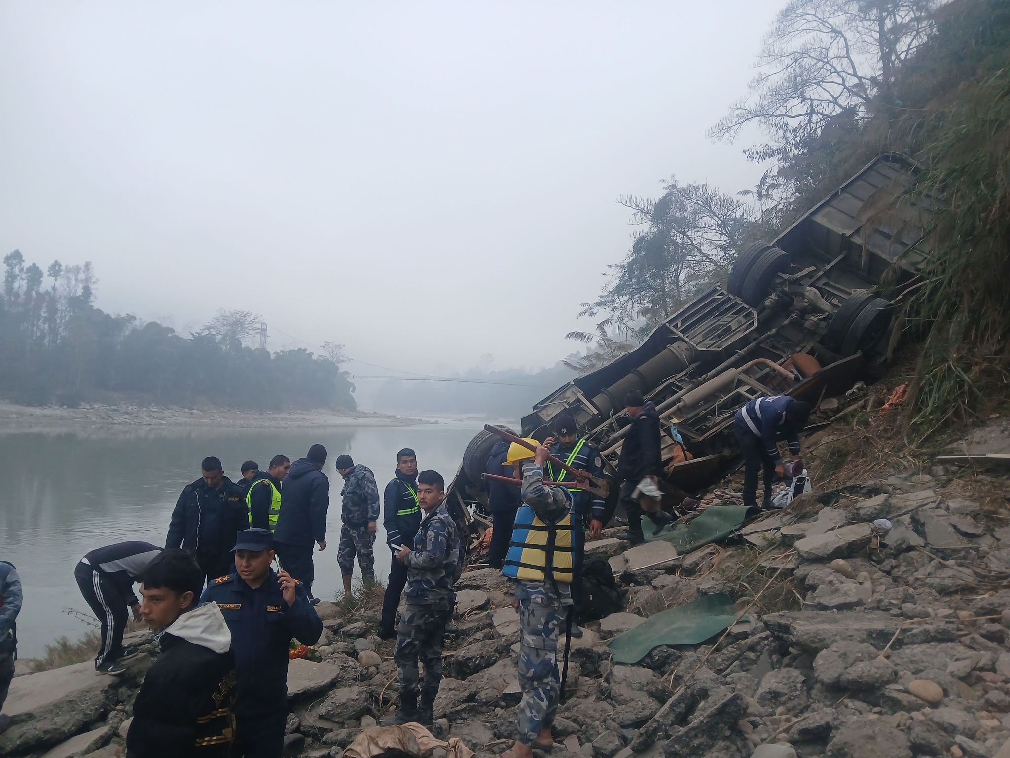 धादिङ बस दुर्घटनामा ११ पुरुष र ६ महिलाको मृत्यु, विदेशी नागरिक पनि परे