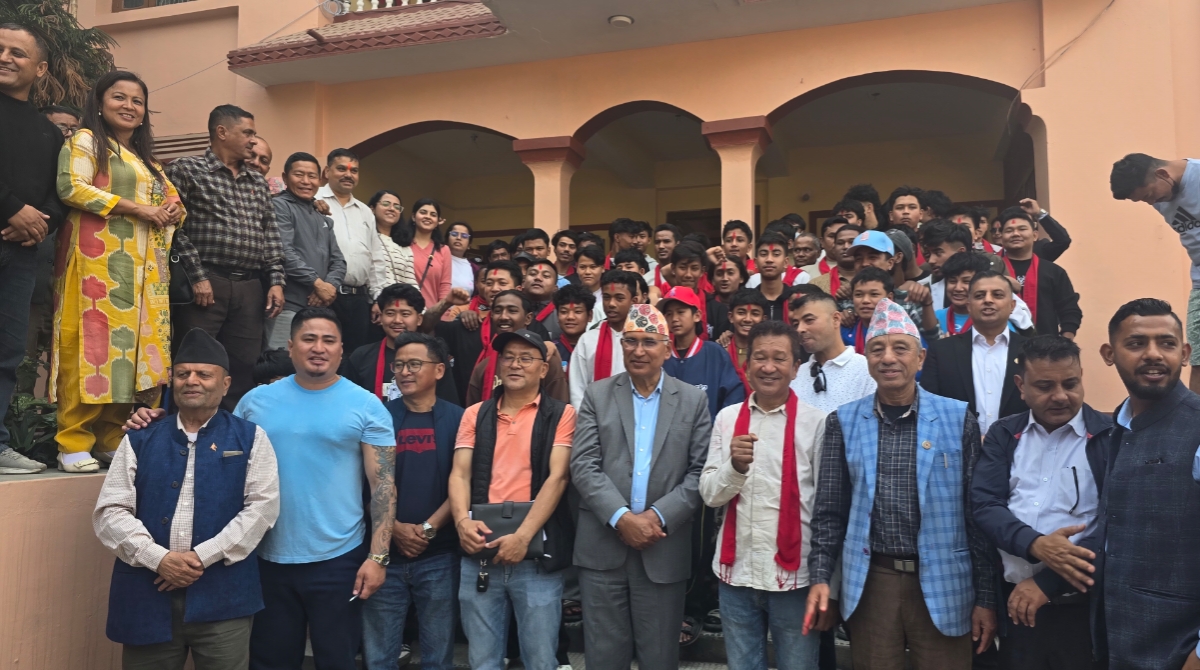 नेकपाका नेता चिनबहादुर गुरूङसहित ६५० युवाहरू एमाले प्रवेश, विष्णु पौडेलले गरे स्वागत