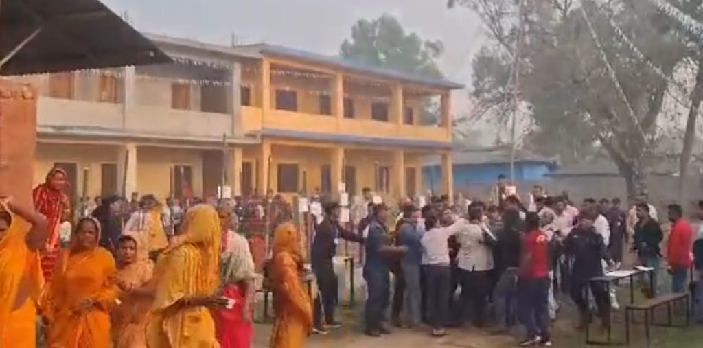 सर्लाही-४ मा मतदान केन्द्रमा तनाव