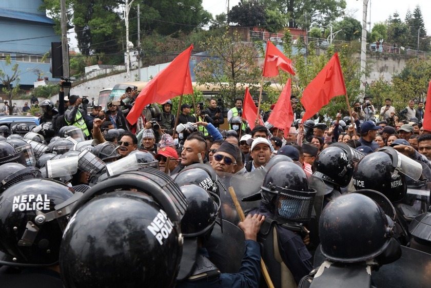 पार्टी अध्यक्ष ओली पक्राउको विरोधमा काठमाडौँसहित देशभर एमालेको प्रदर्शन जारी