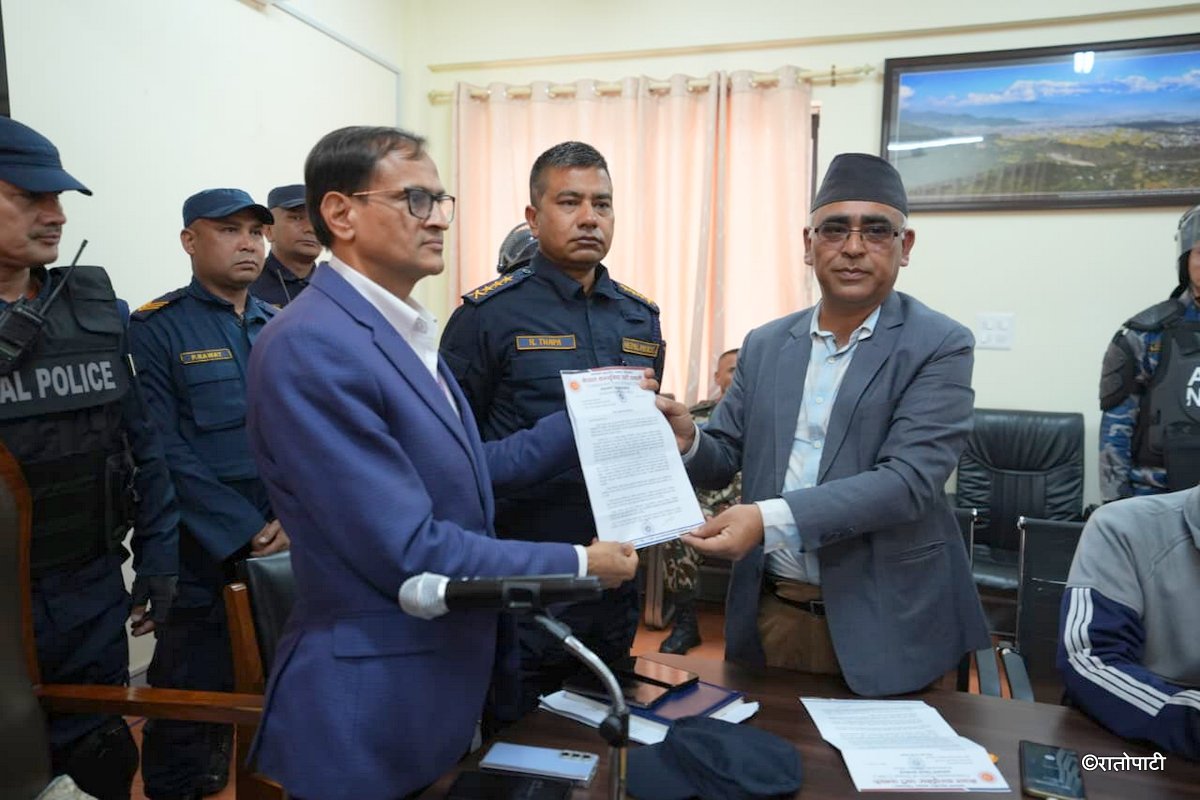 एमाले काठमाडौंद्वारा ओलीको रिहाइको मागसहित जिल्ला प्रशासन कार्यालयमा ज्ञापन पत्र
