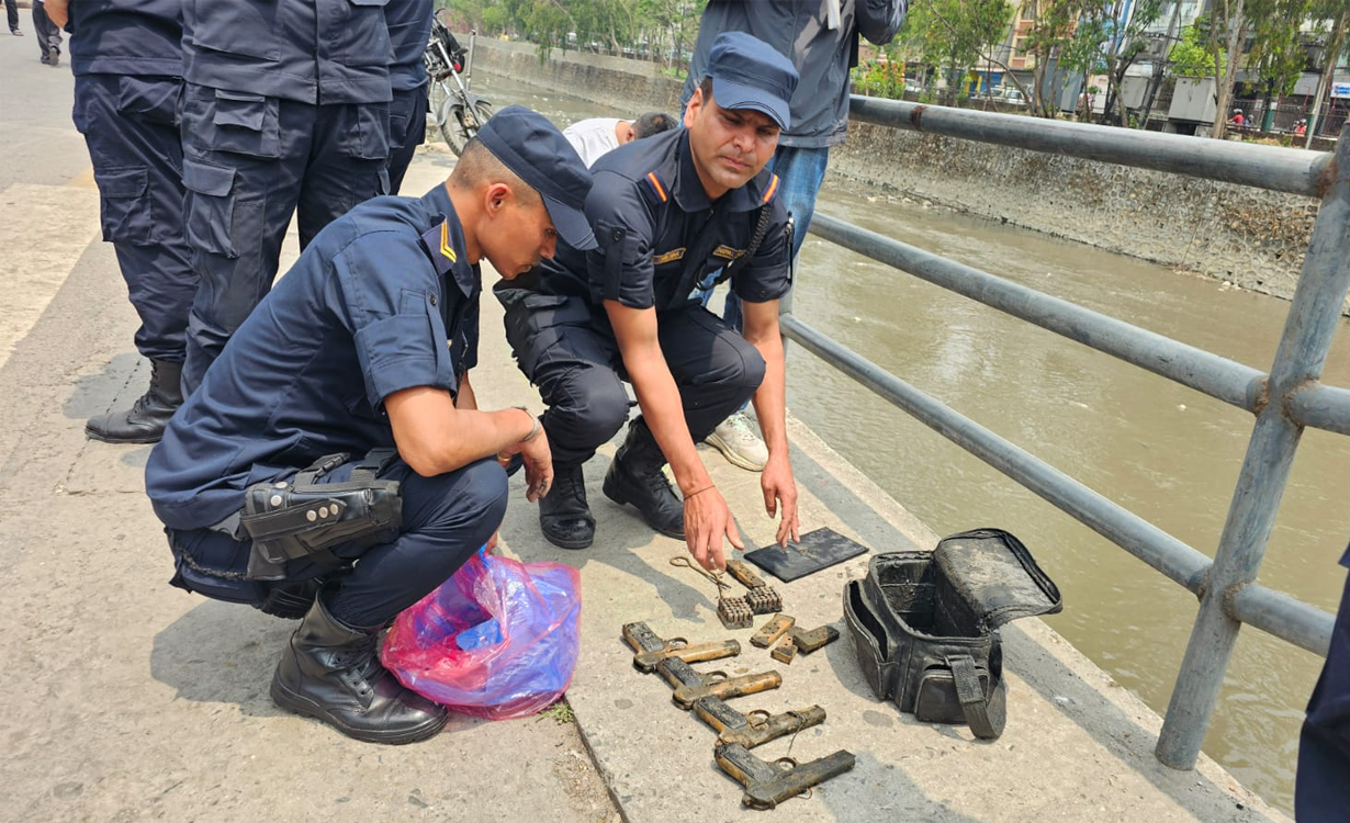 विष्णुमती खोलाको पुलमुनि ४ वटा पेस्तोल र ६५ थान गोली फेला