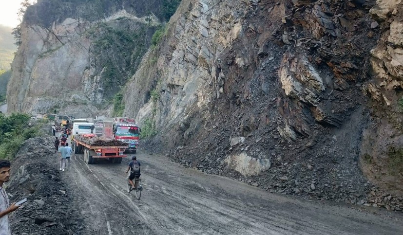 तुइन खोलामा पहिरो खस्दा नारायणगढ-मुग्लिन सडक अवरुद्ध