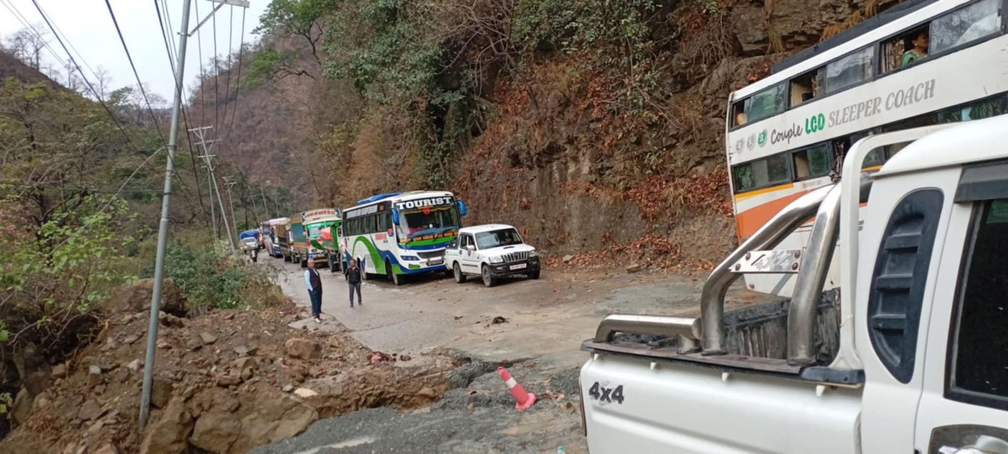 बाढी र पहिरोका कारण यी राजमार्ग पूर्णरुपमा अवरुद्ध
