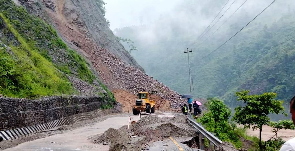 अवरुद्ध केही मुख्य राजमार्गमा यातायात सुरु