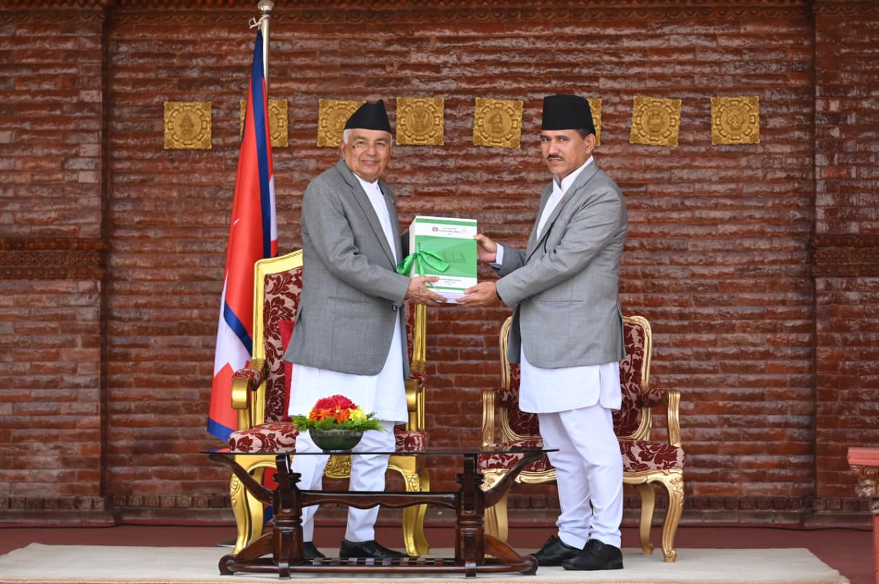 महालेखापरीक्षकको वार्षिक प्रतिवेदन राष्ट्रपति पौडेलसमक्ष पेश