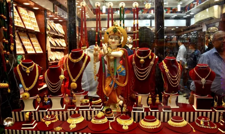 सुनचाँदीको मूल्य घट्यो, आज कतिमा हुँदैछ कारोबार ?