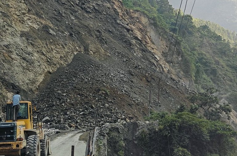 बाढी–पहिरोले देशभरका मुख्य राजमार्ग अवरुद्ध, यात्रुलाई वैकल्पिक मार्ग अपनाउन आग्रह