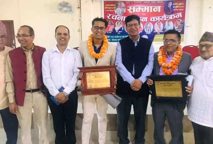 हाम्रो पूर्णिमा साहित्य प्रतिष्ठानद्वारा दुई जना साहित्यकार सम्मानित ।