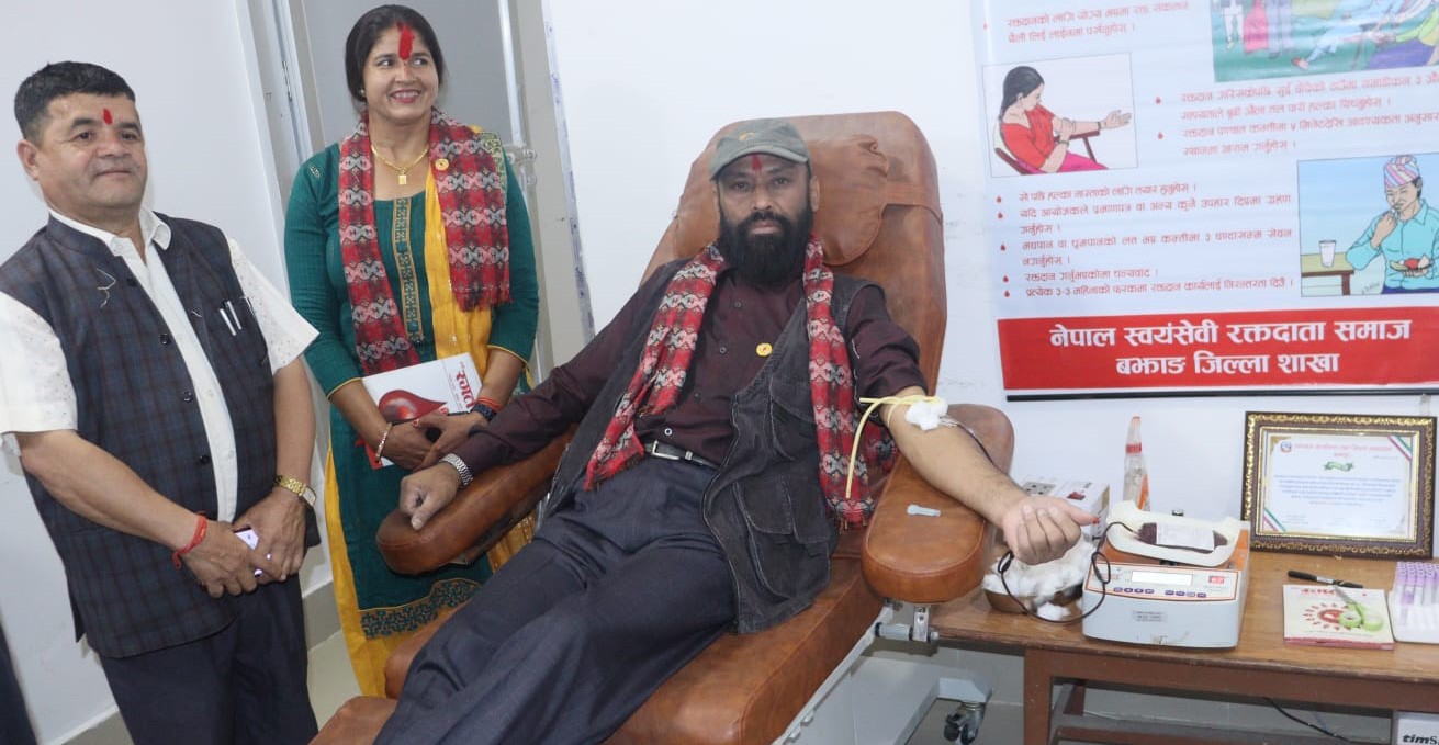 रक्त सम्राट कर्माचार्यले बझाङमा गएर १७८ औं पटक रक्तदान गरे