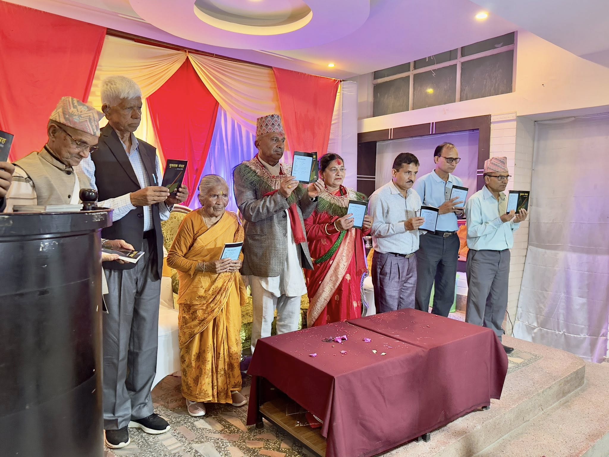 साहित्यकार सीताराम घिमिरेद्वारा लिखित "मुक्तक संग्रह "बजारमा